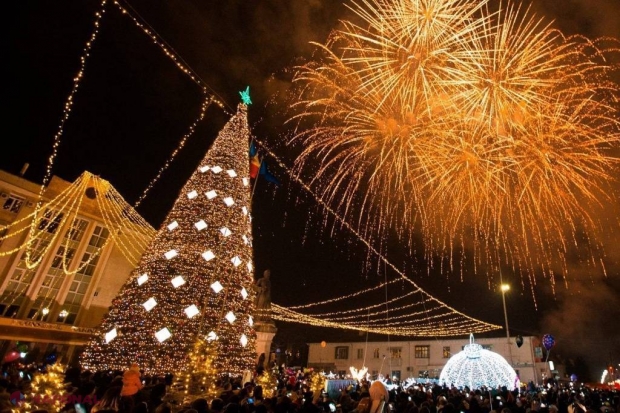 FOTO // Bradul din Orhei a fost inclus într-un TOP select al celor mai frumoși pomi de Crăciun din lume