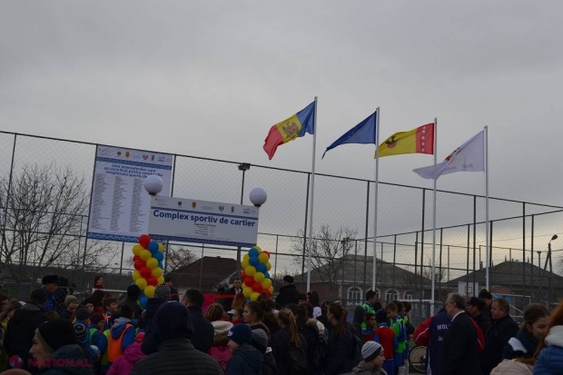 FOTO // Locuitorii din Telenești, plecați la muncă peste hotare, au construit un complex sportiv multifuncțional în orașul de baștină