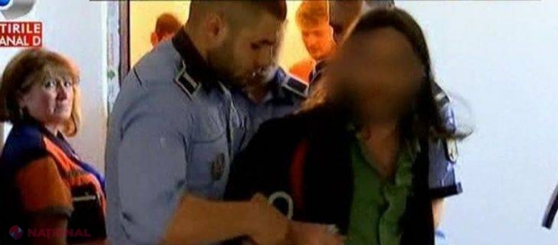 Scos din casă şi încătuşat la RECLAMAŢIILE vecinilor. Ce ţinea în casă acest bărbat cunoscut cu probleme psihice 