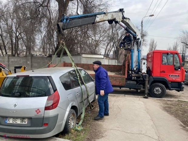 FOTO // Zeci de mașini, „uitate” de ani de zile pe străzile din sectorul Buiucani, EVACUATE: Cum le vor putea recupera proprietarii