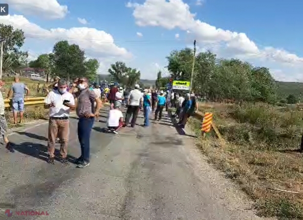 VIDEO, UPDATE // „Un MILIARD de lei nu e o sumă catastrofală”. Protestatari vor să BLOCHEZE traseiul spre Chișinău. Agricultorii din R. Moldova spun că s-au săturat de NEPĂSAREA autorităților și au ieșit în stradă cu TRACTOARELE