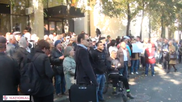 VIDEO // Acțiune de protest în fața Președinției. Sute de protestatarii scandează: „Rușine” și „Timofti trădătorul”