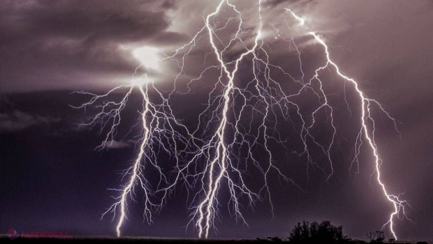 AVERTISMENT emis de meteorologi: Ploi cu descărcări electrice și vijelie în R. Moldova