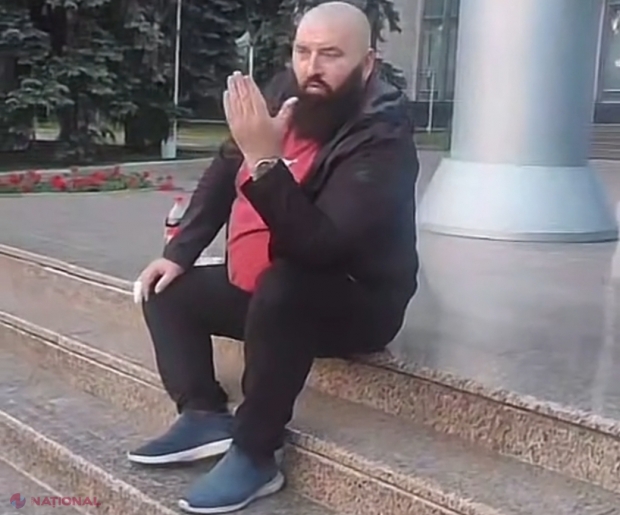 VIDEO // Cine este bărbatul care a încercat să pătrundă cu un BMW în clădirea Guvernului R. Moldova. Acesta a filmat tot ce s-a întâmplat
