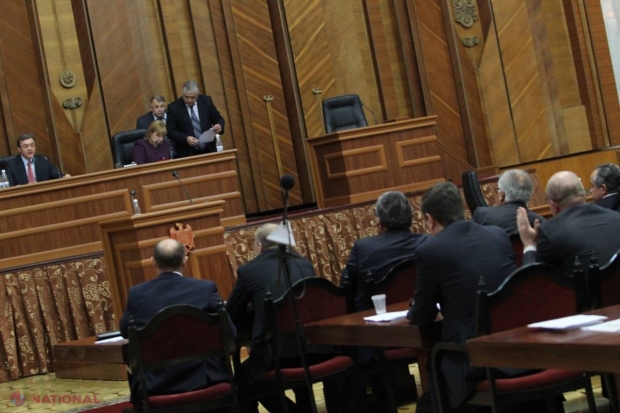 Minut de reculegere cu scandal în Parlament