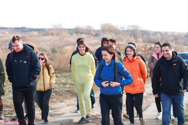 FOTO // Maia Sandu, alături de câţiva tineri, a parcurs zece kilometri la PAS prin pădurile R. Moldova. Preşedinta a avut parte de o privelişte JALNICĂ la un moment dat