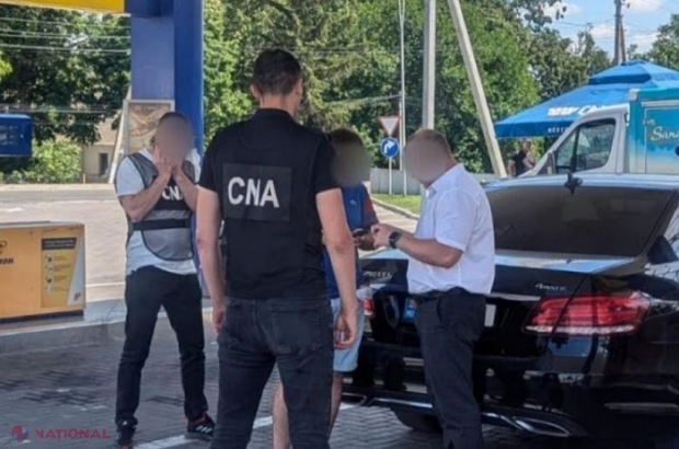 VIDEO // Mită de 10 000 de euro la Vama Sculeni pentru a închide ochii la un lot de marfă de contrabandă: Vameșul și complicele său, reținuți
