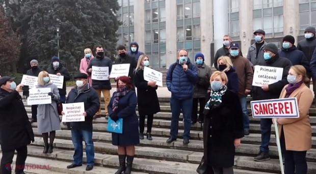VIDEO // Protestul primarilor în fața Ministerului Finanțelor și a Guvernului: „Jos mâinile de pe bugetele locale”