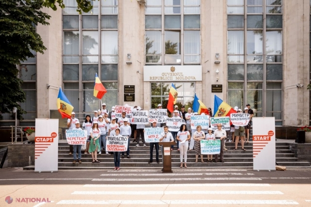 Flashmob în fața Executivului R. Moldova. Tinerii organizației „START”, din cadrul mișcării civice „O viață nouă”, cer demisia Guvernului, ca urmare a deciziei de optimizare a universităților