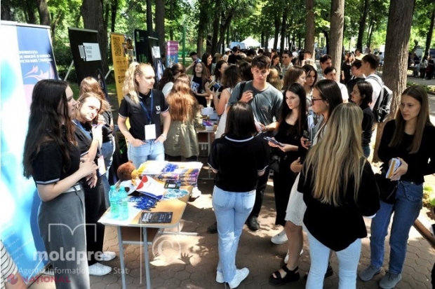 La studii, peste Prut: Târgul Universităților din România, organizat în patru orașe din Republica Moldova
