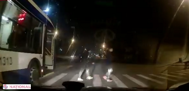 VIDEO // Se întâmplă în Chișinău: Un troleibuz oprește în mijlocul stăzii și permite pasagerilor să coboare, punându-le viața în PERICOL