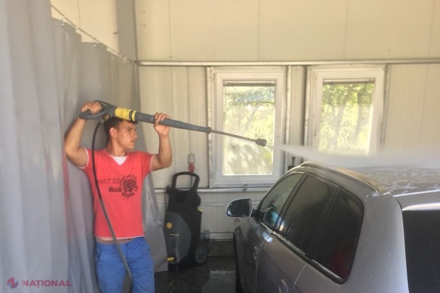 A găsit 13.000 de euro într-o maşină lăsată la spălătorie. NU ERAU AI MEI, nu muncisem pentru banii ăştia. Aşa m-a învăţat mama, ce găsim să dăm înapoi. Citeşte povestea unui OM CINSTIT, cu 15 fraţi şi surori acasă