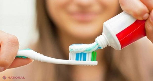 Vei rămâne UIMIT: Ce reprezintă, de fapt, BANDA colorată de pe tubul pastei de dinți?