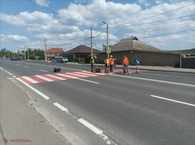 FOTO // Trecere de pietoni SECURIZATĂ cu butoane fotovoltaice la Peresecina. Acestea au funcție de avertizare și ghidare a traficului, sporind atenția șoferilor pe timp de noapte