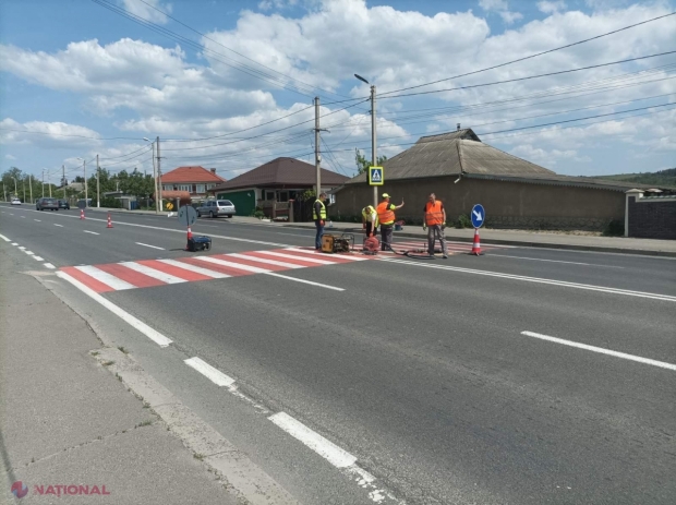 FOTO // Trecere de pietoni SECURIZATĂ cu butoane fotovoltaice la Peresecina. Acestea au funcție de avertizare și ghidare a traficului, sporind atenția șoferilor pe timp de noapte 