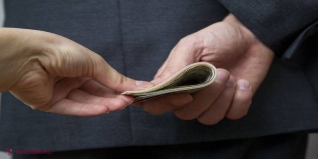Noi REȚINERI la Primăria capitalei. Un funcționar ar fi pretins 12 000 de lei pentru a absolvi un tânăr de satisfacerea serviciului militar