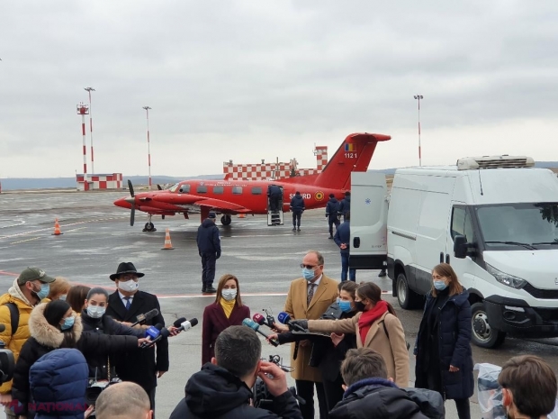 FOTO, VIDEO // Primele doze de VACCIN anti-COVID, donate de România, au ajuns în Republica Moldova cu un elicopter SMURD: „Aceste vaccinuri sosesc la momentul oportun, când asistăm la o creștere dramatică a cazurilor de infectare cu COVID-19''