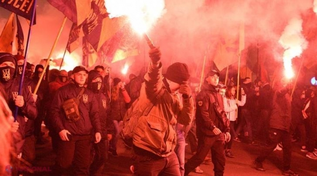 VIDEO // Paradă controversată în Ucraina - 10.000 de militanți de extremă dreapta au defilat la Kiev
