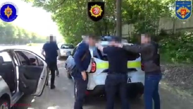 VIDEO // Polițiști cu aparat neînregistrat de verificare a nivelului de ebrietate și altul de bruiat GPS-ul, ținute acasă: Câți bani ar fi estorcat de la șoferi cei trei angajați ai INSP reținuți pentru corupție