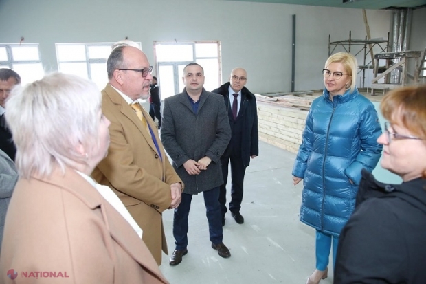 Ambasadorul României a inspectat lucrările de construcție a noului bloc de la singurul liceu cu predare în limba română din Comrat și a donat tablete copiilor nevoiași din Găgăuzia: „România a fost întotdeauna aproape de cetățenii R. Moldova”