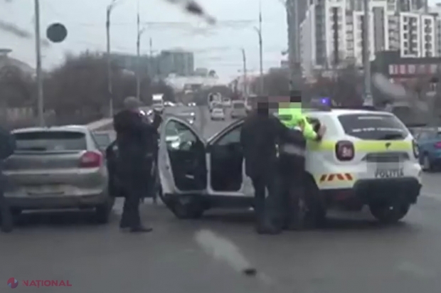 VIDEO // Doi polițiști de PATRULARE, ridicați direct în stradă, după ce au estorcat de la un șofer, cu permis de conducere FALS, 400 de euro. Ce mai aveau inspectorii în PORTOFELE