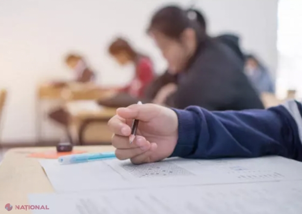 Numărul elevilor din R. Moldova care studiază drept limbă străină rusa, în scădere: Două treimi au optat pentru engleză