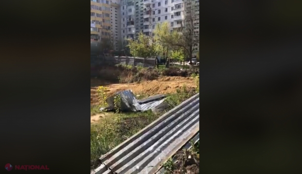 VIDEO // Primăria Chișinău a demarat lucrările de ASTUPARE a unei gropi de fundație amplasată în mijlocul blocurilor de locuit. Vor fi necesare 350 de camioane de lut