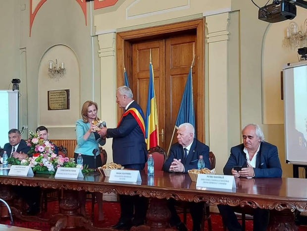FOTO // Acord de ÎNFRĂȚIRE între municipiile Strășeni și Buzău: „Avem convingerea ca semnele viitorului pot fi citite în proiectele noastre COMUNE”