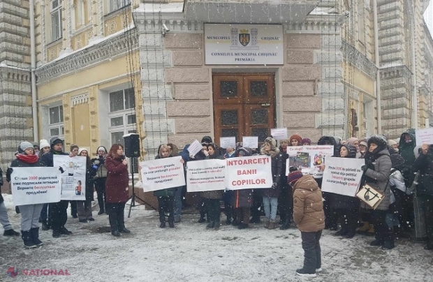 Protest la Primăria Chișinău după decizia de a obliga părinții să plătească grupele cu program prelungit de la școală: „Întoarceți copiilor grupa gratuită”
