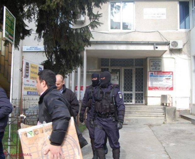 Cetățeni din R. Moldova și funcționari de la Primăria Vaslui, acuzați de CORUPȚIE