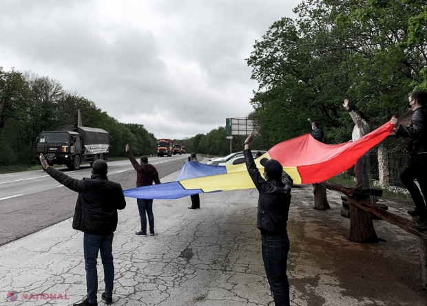 VIDEO // Traseul Leușeni - Chișinău, împânzit de cetățeni care au venit să întâmpine COLOANA cu ajutoare umanitare și să MULȚUMEASCĂ României. Țîcu: „Este o manifestare de UNITATE ROMÂNEASCĂ, un eveniment istoric”
