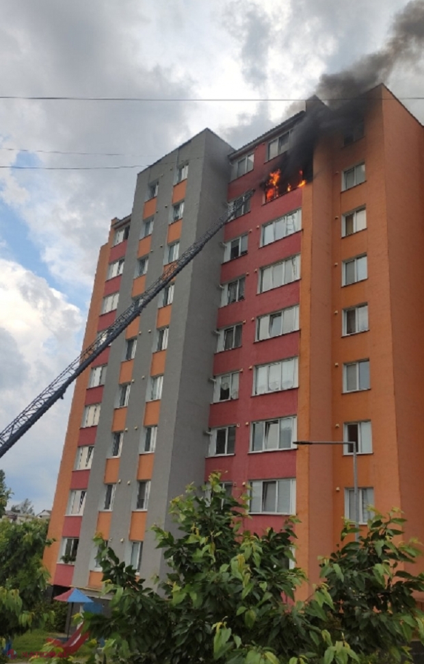 VIDEO // Un apartament de la etajul opt al unui bloc din Soroca, în FLĂCĂRI: Pompierii au evacuat cinci copii