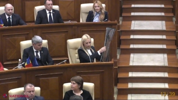 FOTO // Nu doar deputații PD s-au amuzat pe seama PARASOLARULUI „antimercur” adus în Parlament de Tauber. Mai mulți deputați de la Blocul „ACUM” au râs copios: „Eu prefer un alt fel de umor, de aceea nu prea am râs”