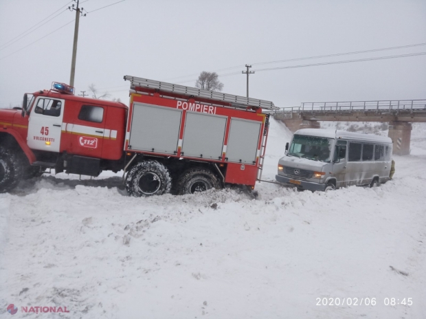 VIDEO // Un microbuz cu 15 pasageri la bord și alte șapte mașini, BLOCATE în nămeți la sudul R. Moldova: Zeci de localități deconectate de la energia electrică