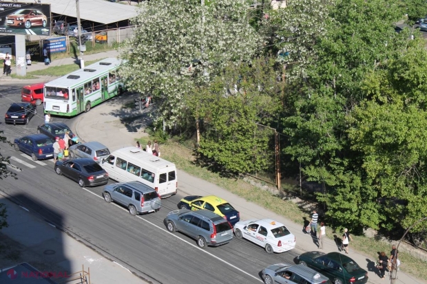FOTO // Ambuteiaje mari pe traseul spre Cimitirul ”Sfântul Lazăr”