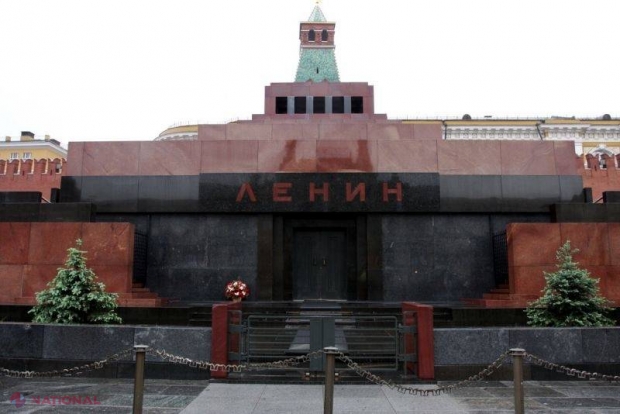 D'ALE RUŞILOR // Doi ruşi, arestaţi după ce au stropit cu agheasmă Mausoleul lui Lenin urlând: „Ridică-te şi mergi!