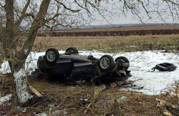 FOTO // Accident tragic pe traseul Chișinău – Dubăsari, soldat cu moartea a două persoane. Automobilul BMW s-a izbit violent de un copac, după care s-a INVERSAT