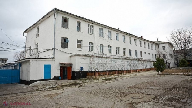 O femeie din R. Moldova voia cu orice preț o întâlnire cu iubitul său de la închisoare și i-a dat MITĂ unui angajat de la penitenciar. Acum riscă și ea să ajungă la închisoare