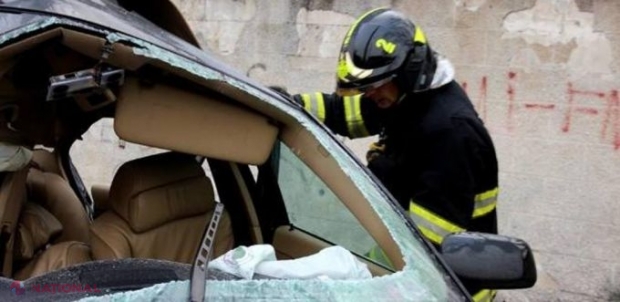 Accident la Strășeni: Două microbuze s-au tamponat, iar un șofer a rămas blocat între fiare