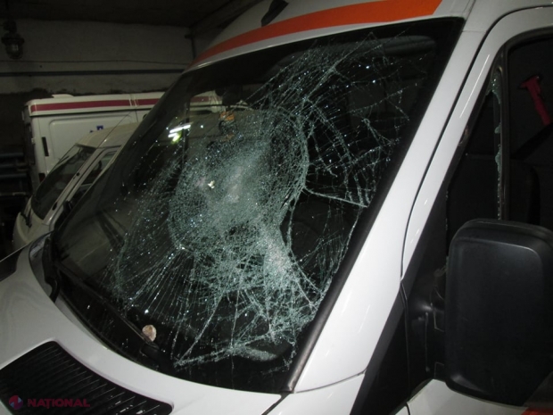 FOTO // Clipe de GROAZĂ pentru un șofer de pe AMBULANȚĂ, în Chișinău: Agresat în timp ce aștepta echipa de medici, iar autosanitara - distrusă cu o rangă metalică