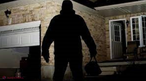 Cimișlia: Un bărbat a FURAT din casa foștilor socri 33 400 de euro și 60 000 de lei, după ce copilul său i-a spus unde ascundea bunica banii
