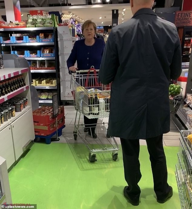 Se întâmplă și la case mai mari. Fostul CANCELAR german, Angela Merkel, a fost FURATĂ într-un market din Berlin, chiar dacă era însoțită de BODYGUARD. Hoțul a reușit să-i fure toți banii, cardul bancar și cartea de IDENTITATE
