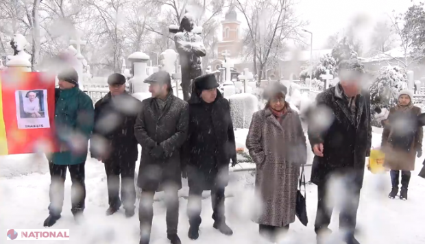 VIDEO, FOTO // Grigore Vieru, omagiat la Chișinău: Flori la mormânt, poezii la bustul de pe Aleea Clasicilor