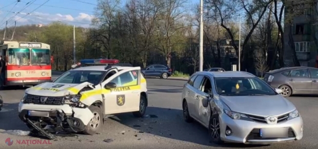 VIDEO // Ziua în care au fost înregistrate 62 de ACCIDENTE rutiere în Chișinău: Ce pedeapsă a primit șoferul care a lovit o mașină a Poliției