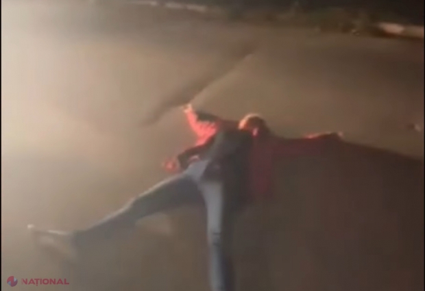 VIDEO // O șoferiță BEATĂ s-a TĂVĂLIT pe asfalt, după ce a fost oprită de poliție: „Eu nu am nevoie de permis de conducere”