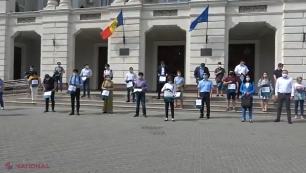 VIDEO // Protest cu „kulioașe” în fața Procuraturii Generale. „Stoianoglo ne-a spus că vrea să investigheze furtul miliardului... Uite aici avem un episod despre unde au ajuns banii din furtul miliardului”