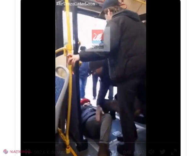 VIDEO // Imagini HALUCINANTE în Rusia. O femeie de peste 70 de ani este ARUNCATĂ cu forța dintr-un autobuz, după ce a criticat RĂZBOIUL pornit de Putin în Ucraina