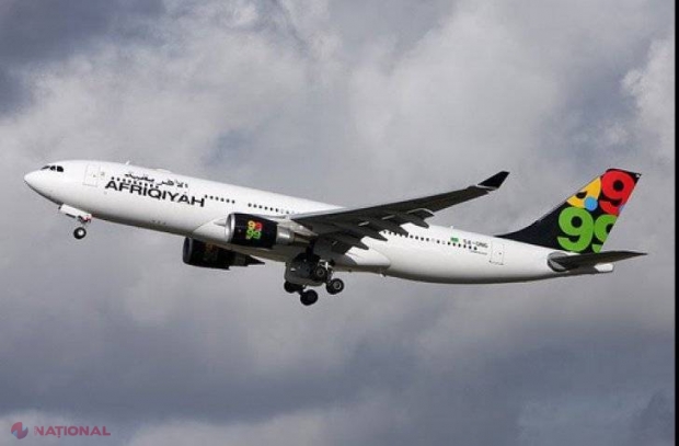 Avion DETURNAT. Atacatorii amenință că ARUNCĂ avionul în aer 