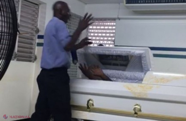 VIDEO // OROARE, când omul de la pompe funebre a deschis sicriul. „Mortul” a ridicat mâinile și a urlat la el