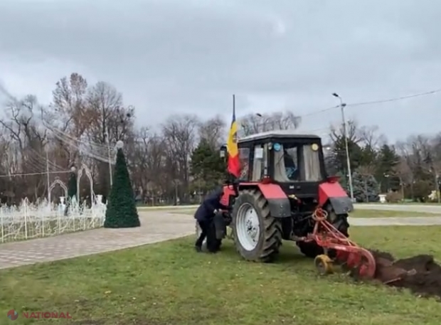 VIDEO // Momentul în care un fermier face o BRAZDĂ adâncă în gazonul din preajma Arcului de Triumf. Reacția primarului Ion Ceban
